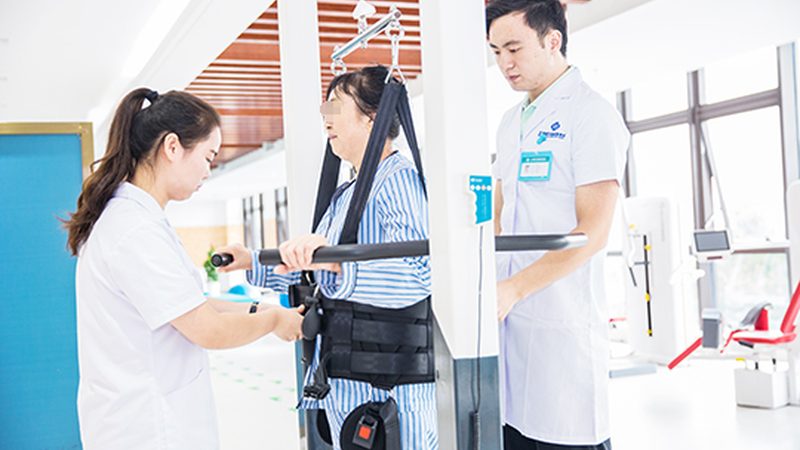 成都医养结合：失能老人护理的多元选择与科学评估